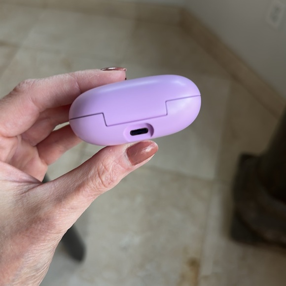 Beats Fit Pro 
Purple 
Excellent condition
Barely used, like new condition - Picture 6 of 10